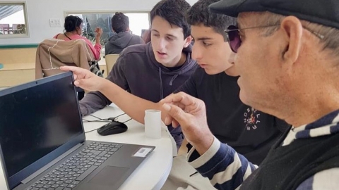 נוער דרום השרון מאירים את חנוכה בהתנדבות במועדון קהילת הנכים (8).jpg