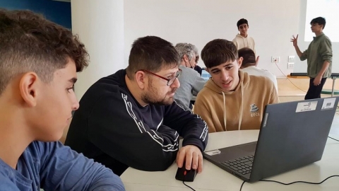 נוער דרום השרון מאירים את חנוכה בהתנדבות במועדון קהילת הנכים (6).jpg