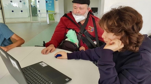 נוער דרום השרון מאירים את חנוכה בהתנדבות במועדון קהילת הנכים (5).jpg