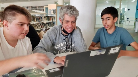 נוער דרום השרון מאירים את חנוכה בהתנדבות במועדון קהילת הנכים (2).jpg