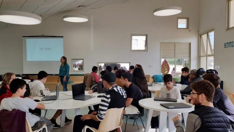 נוער דרום השרון מאירים את חנוכה בהתנדבות במועדון קהילת הנכים (4).jpg