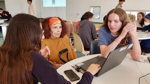 נוער דרום השרון מאירים את חנוכה בהתנדבות במועדון קהילת הנכים (9).jpg